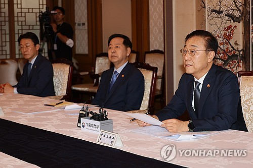 (서울=연합뉴스) 이정훈 기자 = 김윤덕 국토교통부 장관이 7일 서울 종로구 정부서울청사에서 열린 부동산관계장관회의에서 발언하고 있다. 2025.9.7 uwg806@yna.co.kr