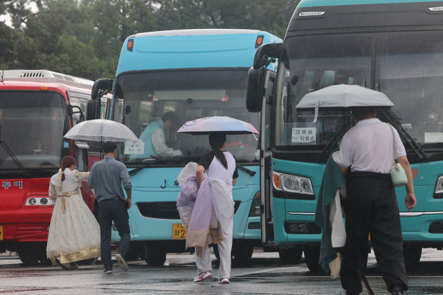 정부가 오는 9월 29일부터 내년 6월 30일까지 중국 단체관광객 대상 무비자 입국을 허용하기로 결정했다. 지난달 6일 서울 경복궁 주차장에서 중국인 단체 관광객들이 관광버스에 탑승하고 있다. 연합뉴스.