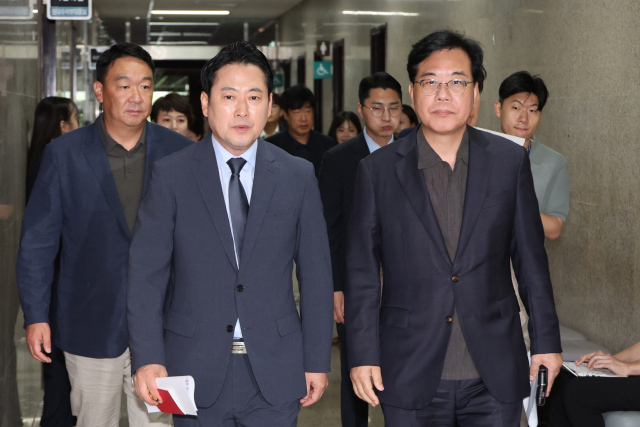 장동혁(앞줄 왼쪽) 국민의힘 대표와 송언석(〃 오른쪽) 원내대표가 7일 서울 여의도 국회에서 미국 이민 당국의 한국 기업 직원 구금 사태와 관련한 대책을 논의하기 위해 원내대표실로 이동하고 있다. 연합뉴스