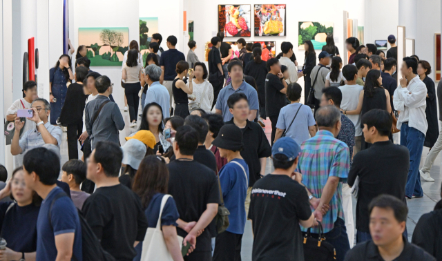 키아프 서울의 마지막 날인 7일 서울 강남구 코엑스의 전시장은 그림을 관람하려는 사람들도 인산인해를 이뤘다. 성형주기자