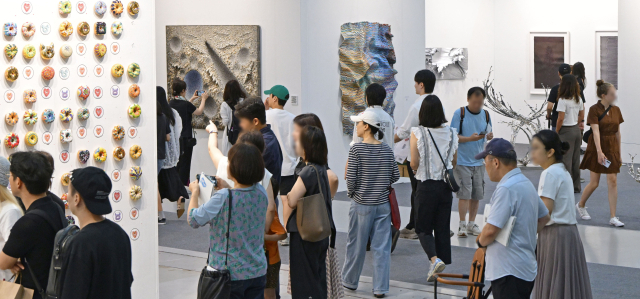 7일 서울 강남구 코엑스에서 열린 키아프 서울에서 관람객들이 전시를 관람하고 있다. 성형주 기자