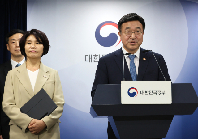 윤호중 행정안전부 장관과 더불어민주당 한정애 정책위의장이 7일 서울 종로구 정부서울청사에서 제3차 고위당정협의회 결과 및 정부조직 개편 방안에 대해 발표하고 있다.연합뉴스