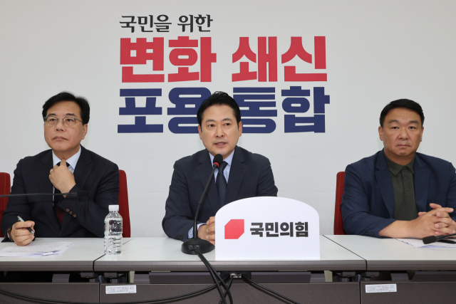 장동혁(가운데) 국민의힘 대표가 7일 서울 여의도 국회에서 미국 이민 당국의 한국 기업 직원 구금 사태와 관련해 열린 외교 현안 긴급 회의에서 사태 해결에 이재명 대통령이 나설 것을 요구하고 있다. 연합뉴스