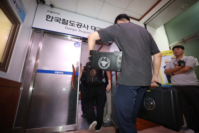 1일 오전 동대구역에 위치한 한국철도공사(코레일) 사무실에 경찰관계자들이 압수수색을 위해 파란색 박스 등을 가지고 들어가고 있다. 이날 압수수색은 7명의 사상자를 낸 청도역 인근에서 발생한 무궁화호 열차사고와 관련된 것으로 알려졌다. 연합뉴스