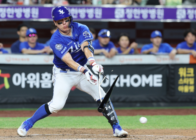 8월 29일 대전 한화생명 볼파크에서 열린 프로야구 '2025 신한 SOL뱅크 KBO 리그' 삼성 라이온즈와 한화 이글스의 경기에서 9회초 2사 삼성 강민호의 타격에 배트가 부러지고 있다. 뉴스1