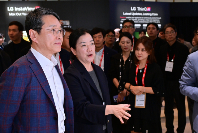 조주완(왼쪽) LG전자 최고경영자(CEO)가 5일(현지 시간) 유럽 최대 가전 전시회 IFA 2025에서 부스를 살피고 있다. 사진 제공=LG전자