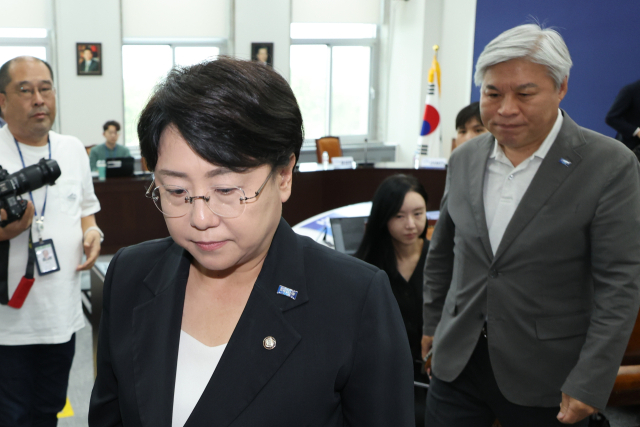 김선민 조국혁신당 대표 권한대행과 서왕진 원내대표가 7일 서울 여의도 국회에서 당내 성비위 사건에 대한 책임을 지고 최고위원 총사퇴 의사를 밝힌 뒤 회의장을 나가고 있다. 연합뉴스