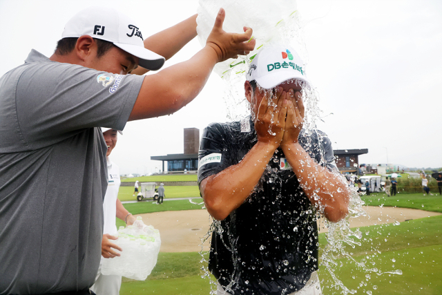 KPGA 투어 파운더스컵 우승자 문도엽이 우승 확정 후 축하 물세례를 받고 있다. 사진 제공=KPGA