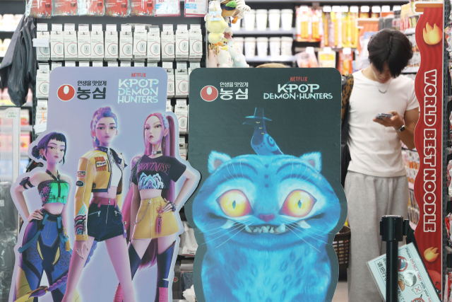 지난 달 31일 인천국제공항 제2여객터미널 GS25 편의점에 장식된 영화 '케이팝 데몬 헌터스' 제품 홍보물이 눈길을 끌고 있다. 연합뉴스