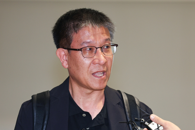 김기수 LG에너지솔루션 최고인사책임자(CHO) 전무가 7일 인천국제공항 제2여객터미널에서 현장 대응을 위해 미국으로 출국하기 전 취재진에 입장을 밝히고 있다. 연합뉴스