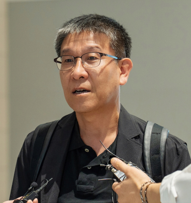 김기수 LG에너지솔루션 최고인사책임자(CHO) 전무가 7일 인천국제공항 제2여객터미널에서 현장 대응을 위해 미국으로 출국하기 전 취재진에 입장을 밝히고 있다. 뉴스1