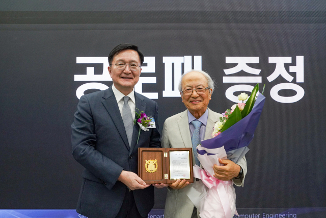 5일 서울대 전기·정보공학부 학부 통합 30주년 기념 행사에서 유홍림 서울대 총장이 권욱현 서울대 명예교수에게 공로패를 수여했다. 사진 제공=서울대 전기·정보공학부