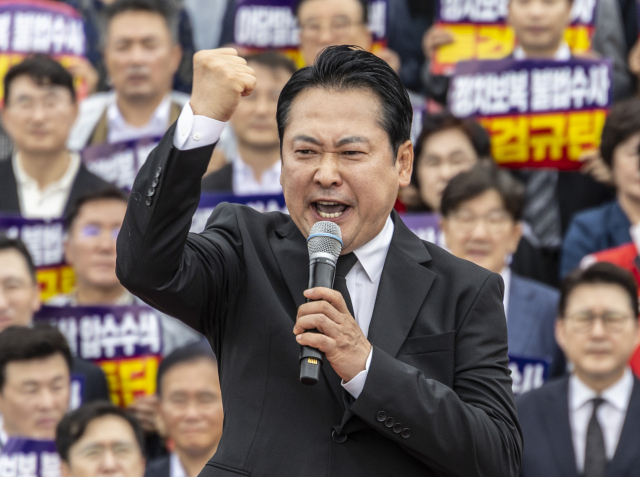 장동혁 국민의힘 대표가 지난 4일 국회 본청 계단에서 열린 야당말살 정치탄압 특검수사 규탄대회에서 강력한 대 여당, 대 정부 투쟁을 선언하는 규탄 연설을 하고 있다. 연합뉴스
