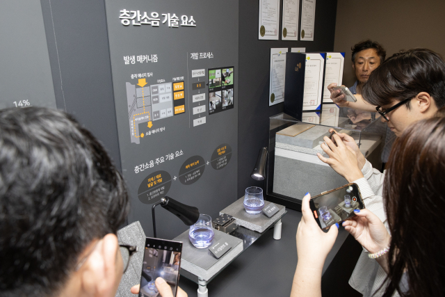 현대건설 직원이 5일 경기도 용인 마북 기술연구원에서 취재진을 대상으로 ‘H 사일런트 홈'에 대해 설명하고 있다. 사진 제공=현대건설