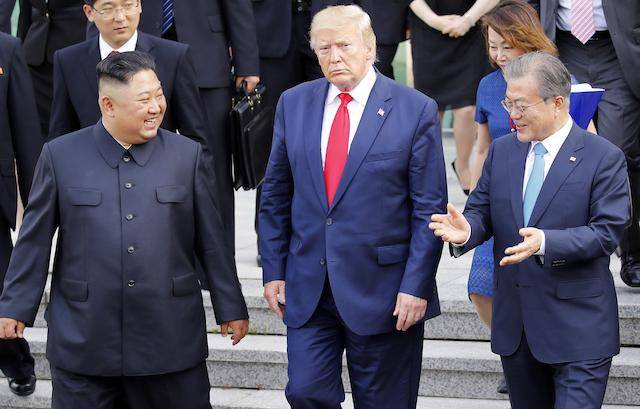 지난 2019년 6월 30일 문재인 당시 대통령과 도널드 트럼프 미국 대통령, 북한 김정은이 판문점 남측 자유의 집에서 회동을 마친 뒤 군사분계선으로 이동하고 있다. 연합뉴스