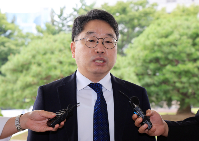 노만석 검찰총장 직무대행이 8일 오전 서울 서초구 대검찰청에 출근하며 취재진 질문에 답변하고 있다. 앞서 더불어민주당과 정부는 7일 검찰청을 폐지하고 기소를 담당하는 공소청과 중대범죄 수사를 맡는 중대범죄수사청(중수청)을 신설하는 내용이 담긴 정부조직 개편안을 발표했다. 공소청과 중수청은 각각 법무부와 행정안전부가 관할한다. 뉴스1