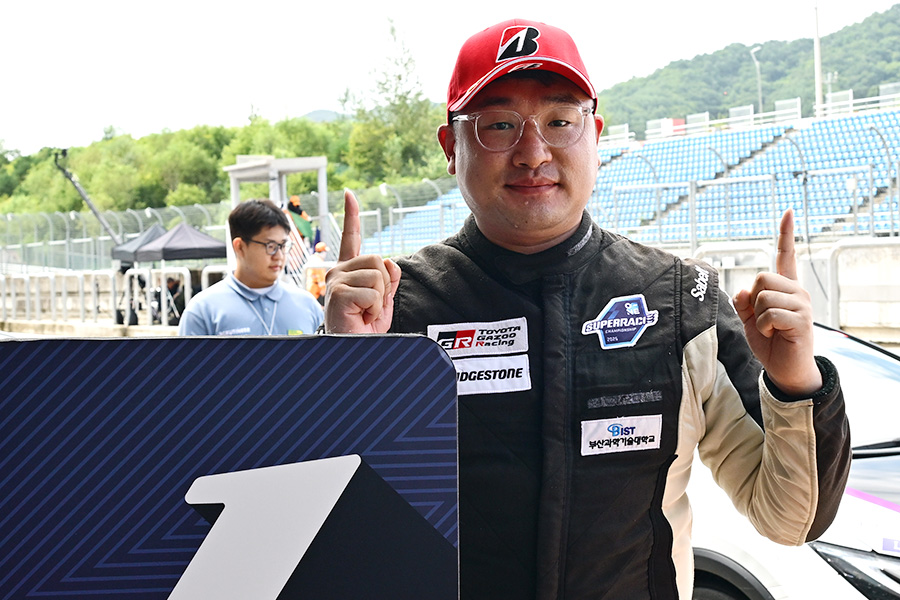 프리우스 PHEV 클래스 5라운드에서 승리를 거머쥔 강창원. 사진: 김학수 기자