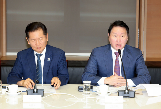 정청래(왼쪽) 더불어민주당 대표가 8일 서울 중구 대한상공회의소에서 최태원 대한상공회의소 회장과 함께 정책 간담회 인사말을 하고 있다. 연합뉴스
