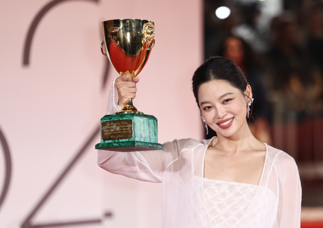 신즈레이, 궁리 이후 33년만에 中 배우로 베니스 여우주연상