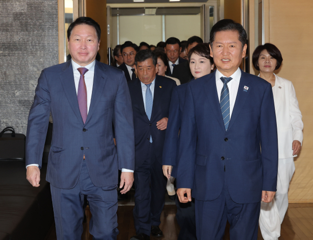 정청래(오른쪽) 더불어민주당 대표와 최태원 대한상공회의소 회장이 8일 서울 중구 대한상의에서 열린 정책 간담회에 참석하고 있다. /연합뉴스