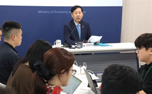 "대통령실 입김 강해져 '예산의 정치화'… 저성장 극복에 집중해야"