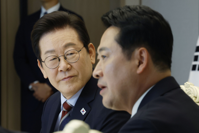 이재명 대통령이 8일 용산 대통령실에서 여야 지도부 오찬 회동에 참석한 국민의힘 장동혁 대표의 발언을 듣고 있다. 대통령실통신사진기자단