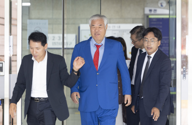 광화문 집회에서 15억원을 불법으로 모금한 혐의를 받는 전광훈 사랑제일교회 목사가 8일 오전 서울 서초구 서울중앙지법에서 열린 기부금품의모집 및 사용에 관한 법률 위반 혐의 관련 1심 선고 공판에서 벌금 2000만원을 선고 받은 뒤 나서고 있다. 뉴스1