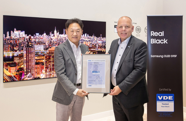 설훈(왼쪽) 삼성전자 독일 CE 디비젼(Division)장과 안스가르 힌즈(Ansgar Hinz) VDE 최고경영자(CEO)가 지난 5일 독일 베를린 IFA 2025 삼성전자 행사장에서 진행된 리얼 블랙 인증 수여식에서 기념 촬영을 하고 있다. 사진 제공=삼성전자