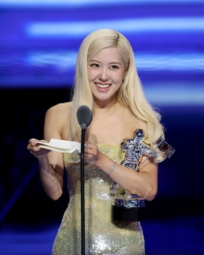 걸그룹 블랙핑의 멤버 리사. 사진=MTV VMA 공식 엑스(X·옛 트위터) 캡처