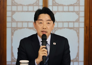 [속보]대통령실 “비혼 출산 제도 개선 검토”