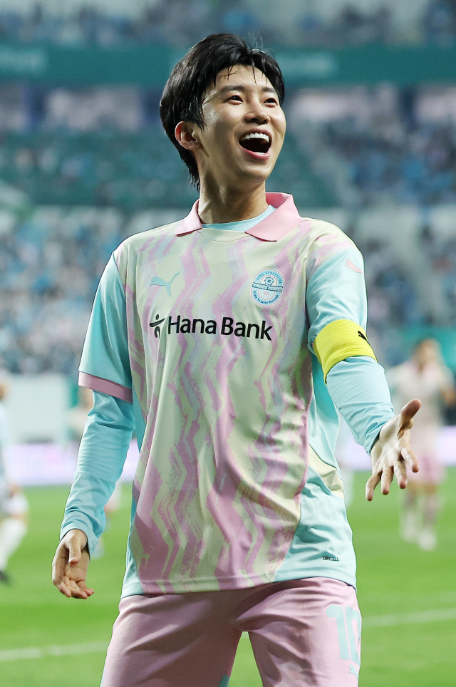대전 유성구 노은동 대전월드컵경기장에서 열린 하나은행 자선축구대회 팀 히어로와 팀 기성용의 경기, 후반 어시스트를 기록한 팀 히어로의 임영웅이 세리머니를 펼치고 있다. 2024.10.12. 뉴스1