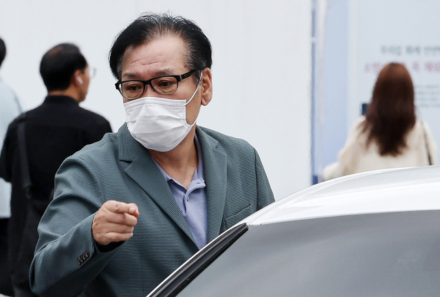 영장심사를 포기한 건진법사 전성배 씨가 8월 21일 민중기 특별검사팀 사무실이 마련된 서울 종로구 KT 광화문빌딩 웨스트에서 대기하기 위해 출석하고 있다. 전 씨는 이날 오전 10시 30분에 영장실질심사를 받을 예정이었지만 심사 포기 의사를 밝혔다. 연합뉴스