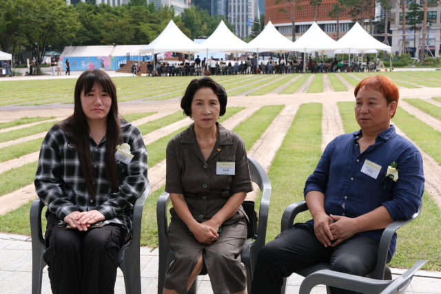 김은경(왼쪽부터)·허수옥·구경회 씨가 8일 서울 중구 서울광장에서 사고로 목숨을 잃은 가족의 장기를 기증하기로 결심한 동기를 설명하고 있다.