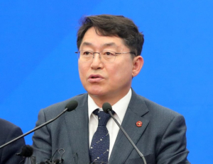 박희승 민주당 의원은 8일 국회에서 “헌법 개정 없이 내란특별법을 통과시키는 것은 윤석열 전 대통령의 12·3 비상계엄과 다르지 않다”고 말했다. 사진은 의정 활동을 위해 기자회견을 하고 있는 박 의원. 뉴스1