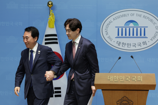 박수현 더불어민주당 수석대변인(왼쪽)과 박성훈 국민의힘 수석대변인이 8일 오후 서울 여의도 국회 소통관에서 대통령-여야 당대표 회동 결과 공동 브리핑을 마친 후 손을 잡고 기자회견장을 나서고 있다. 이번 브리핑에서 각 수석대변인은 여·야·정이 민생 문제 해결을 위한 민생경제협의체를 구성하기로 합의했다고 발표했다. 2025.9.8/뉴스1