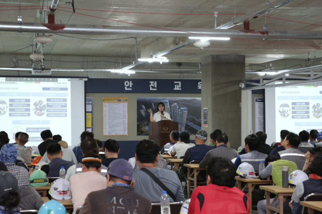 이달 5일 한화포레나 천안아산역 공사현장에서 외국인 안전문화 지도사가 외국인 근로자들을 대상으로 안전교육을 하고 있다. 사진 제공=한화 건설부문