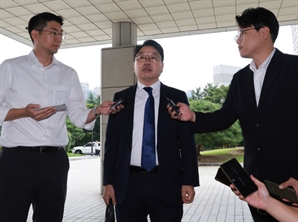 "어쩌다 이 지경 왔나" 자조 속  "보완수사만은 지켜야" 주장도