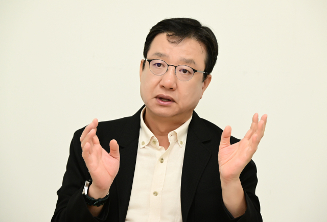 이성엽 고려대 기술경영전문대학원 교수가 8일 서울경제신문과의 인터뷰에서 ‘AI 3강’ 도약을 위한 데이터 규제 완화의 필요성을 역설하고 있다. 권욱 기자