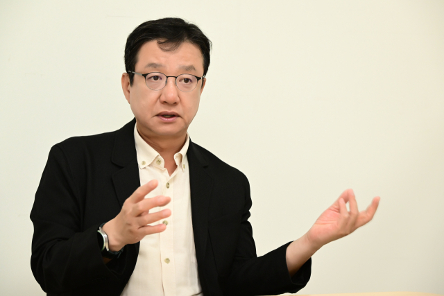 이성엽 고려대 교수가 8일 서울경제신문과 인터뷰에서 “규제 중심의 AI기본법은 유예·개정할 필요가 있다”고 강조하고 있다. 권욱 기자