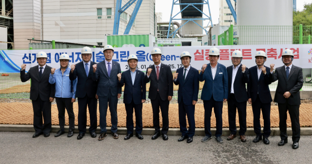 김태흠(오른쪽에서 다섯번째) 충남도지사가 ‘그린올(Green-ol) 신에너지 기술 실증’ 시연회에 참석한 뒤 참석자들과 기념촬영을 하고 있다. 사진제공=충남도