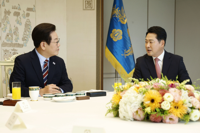이재명 대통령이 8일 용산 대통령실에서 열린 여야 지도부 오찬 회동에서 국민의힘 장동혁 대표와 대화하고 있다. 대통령실통신사진기자단