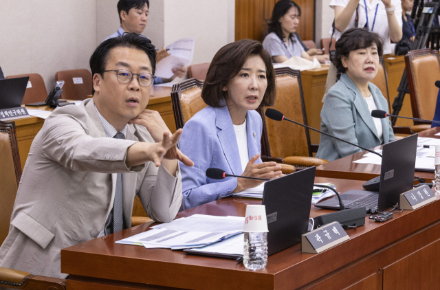 이달 5일 국회에서 열린 법제사법위원회 법안심사1소위원회에서 열린 검찰 개혁 입법청문회에서 곽규택(왼쪽) 국민의힘 의원과 나경원 의원이 관봉권 띠지 유실 관련 출석한 증인과 관련해 공방을 벌이고 있다. 연합뉴스