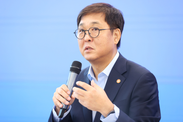 최휘영 문화체육관광부 장관이 지난 4일 서울 중구 모두예술극장에서 열린 취임 한 달 기자간담회에서 발언하고 있다. 연합뉴스