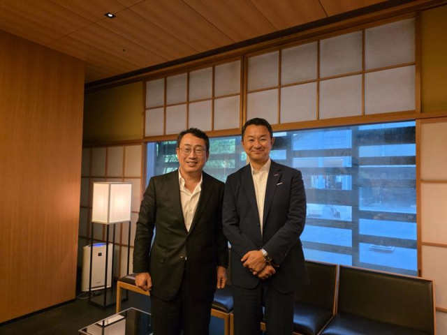 유영상(왼쪽) SK텔레콤 CEO와 마에다 요시아키 NTT도코모 CEO가 일본 도쿄 모처에서 만나 기념사진을 촬영하고 있다. 링크드인 캡처