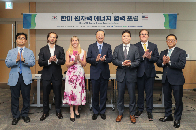 한국경제인협회와 한국원자력산업협회가 9일 서울 여의도 FKI타워에서 개최한 ‘한미 원자력 에너지 협력 포럼’의 주요 내빈들이 기념촬영을 하고 있다. 정용훈(왼쪽부터) 카이스트 교수, 로버트 패라리 아폴로 상무, 브리짓 포쉬 아폴로 APAC크레딧총괄, 김창범 한경협 부회장, 마이클 현 PSEG CCO, 로버트 드나잇 PSEG 원전부문 부사장, 배준범 메이어브라운 변호사. 사진제공=한경협