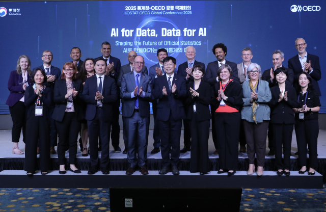 통계청-OECD 공동 국제회의 연사 기념사진. 사진 제공=통계청.