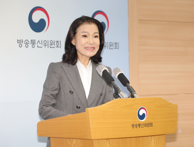 이진숙 방송통신위원장이 9일 경기 정부과천청사에서 열린 기자회견에서 방송통신위원회를 폐지하고 방송미디어통신위원회를 신설하는 내용의 정부조직 개편안과 관련한 입장을 밝히고 있다. 연합뉴스