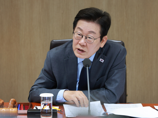 李 대통령 "노조 자녀 우선채용권은 불공정…과도한 요구 자제해야""