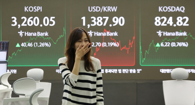 9일 오후 서울 중구 하나은행 본점 딜링룸 현황판에 코스피, 원/달러 환율, 코스닥 지수가 표시돼 있다. 이날 코스피는 전 거래일보다 1.26% 상승한 3260.05로 장을 마쳤다. 연합뉴스