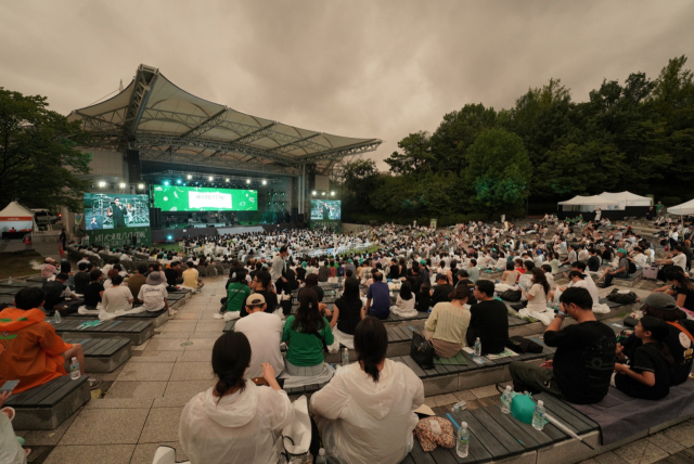 지난 6일 서울 광진구 어린이대공원에서 열린 '2025 아트 포레스트 페스티벌'에서 관객들이 음악을 즐기며 환호하고 있다. /제공=아르코